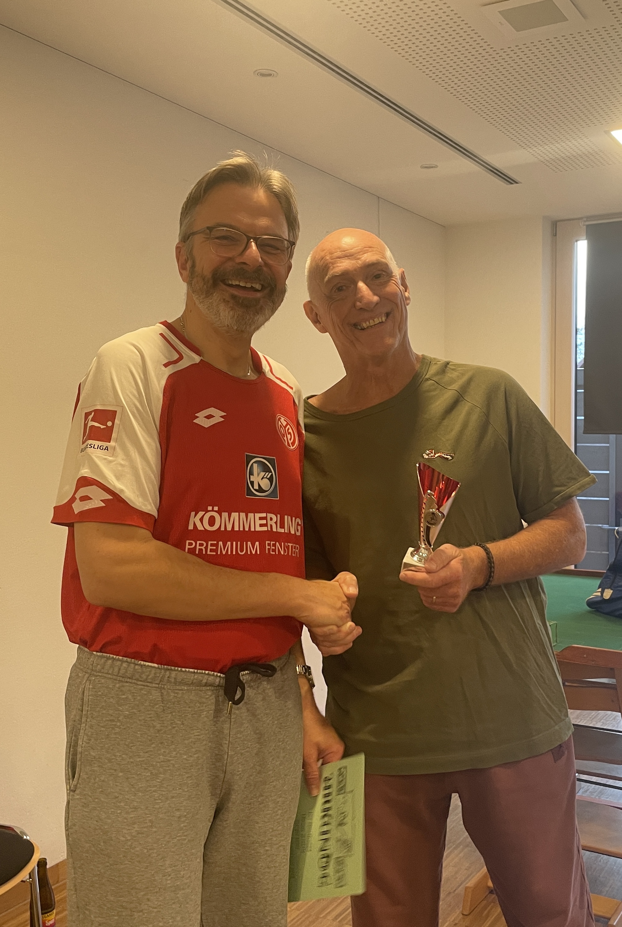 Der Sieger: Thomas Winkler (links)  mit Spielleiter Stephan Thiele